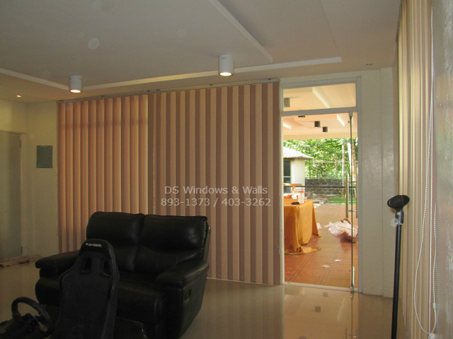 Vertical Blinds Dimming Gaming Room
