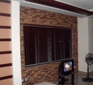 Wood Blinds which Perfectly Fit to Bricks Wall Colors