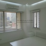 Plain White Color of Wood Blinds as Window Cover