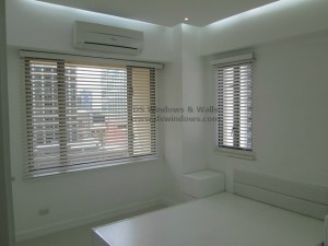 Plain White Color of Wood Blinds as Window Cover