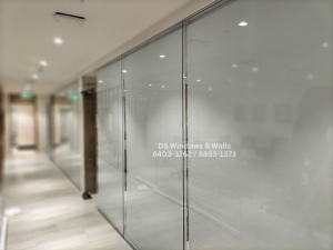 roller shades screen-friendly office